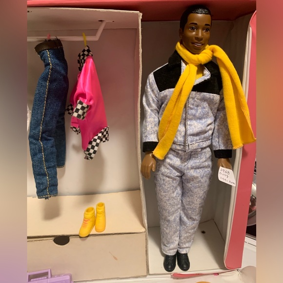 Vintage 80’s Barbie case with Barbies, Ken and clothing - Picture 4 of 9